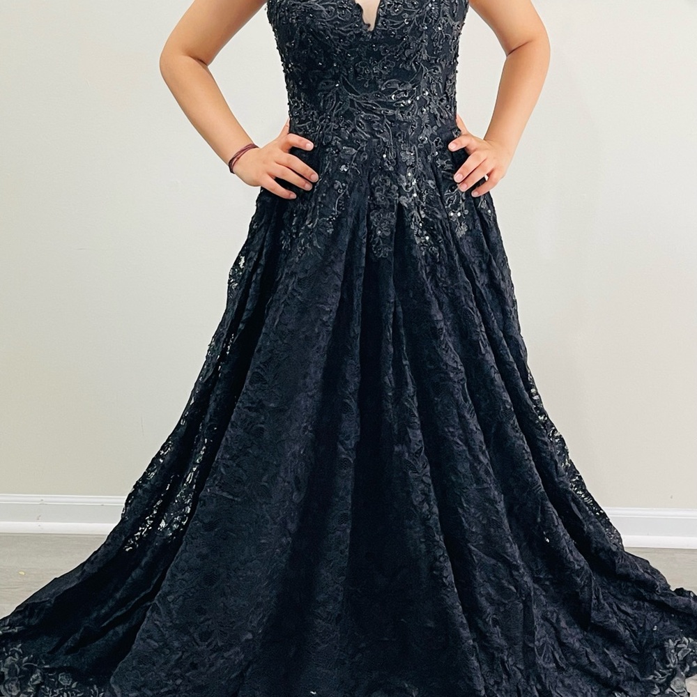 Elegant Black Lace Evening Gown